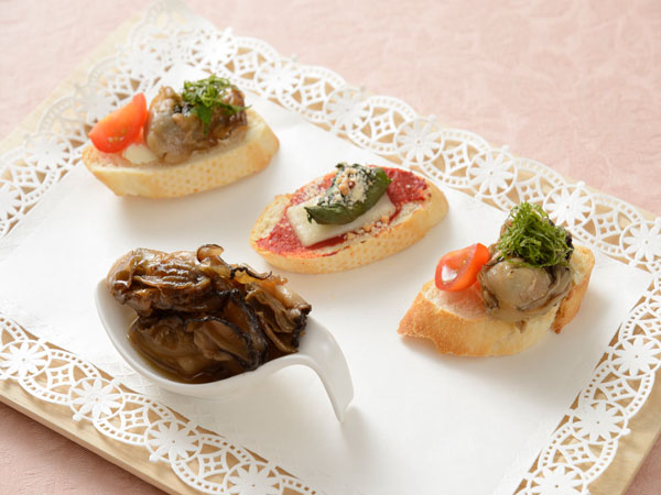広島産オイスターのメイプルシロップ漬けと小鰯の二種類のカナッペ